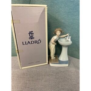 Lladro Clean Up Time Girl at Sink Porcelain Figurine 04838 Spain with Box